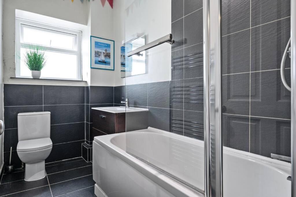 Pendennis - Bright Victorian Flat, Sea Views & Close To Beach Фалмът Екстериор снимка