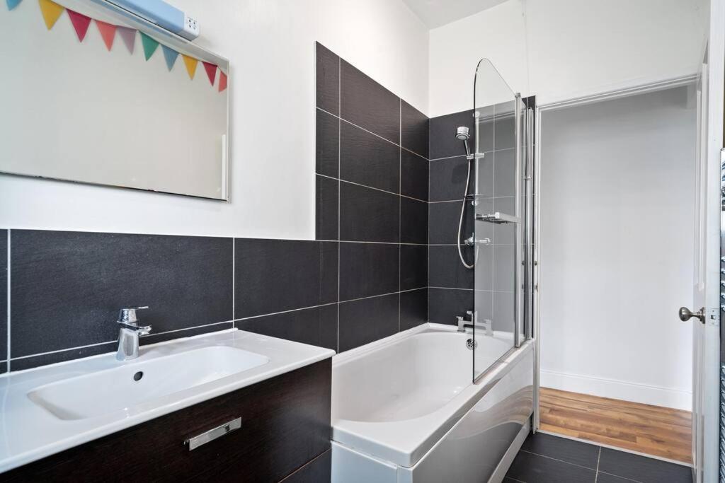 Pendennis - Bright Victorian Flat, Sea Views & Close To Beach Фалмът Екстериор снимка